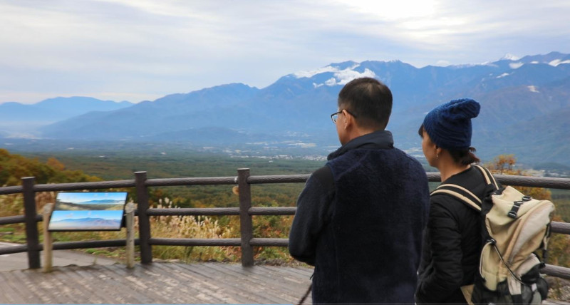 山頂から下を見下ろします