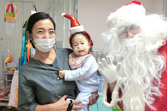 サンタさんに驚いて泣いてしまう子ども