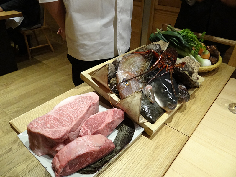 岡山の黒毛和牛に、瀬戸内海で捕れた伊勢エビ、あわび、鯛、ふぐ、穴子…弾けるように瑞々しい地元野菜に果実