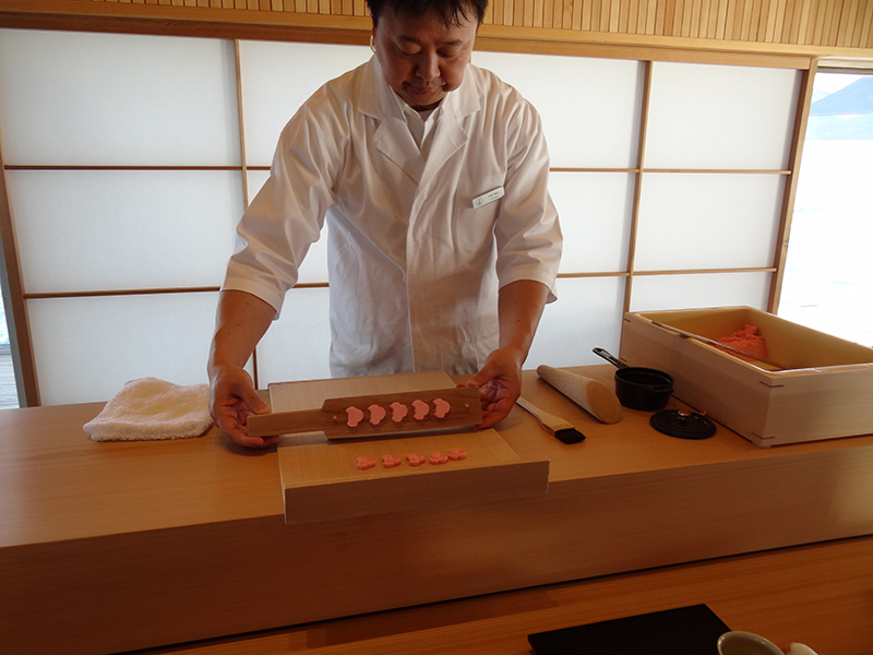 職人が目の前で落雁や季節の生菓子を丁寧に作る