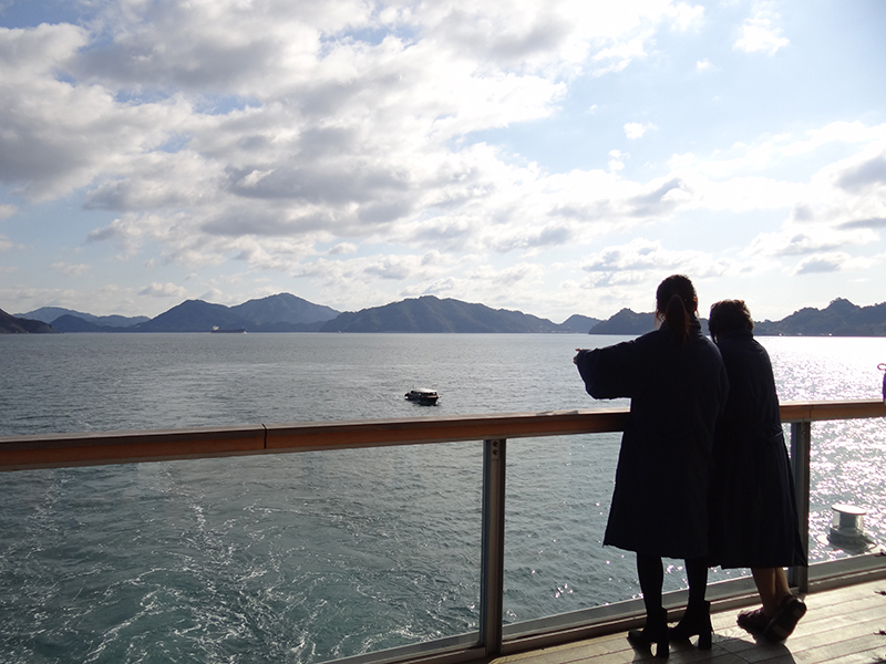 船上から海を眺める母と娘