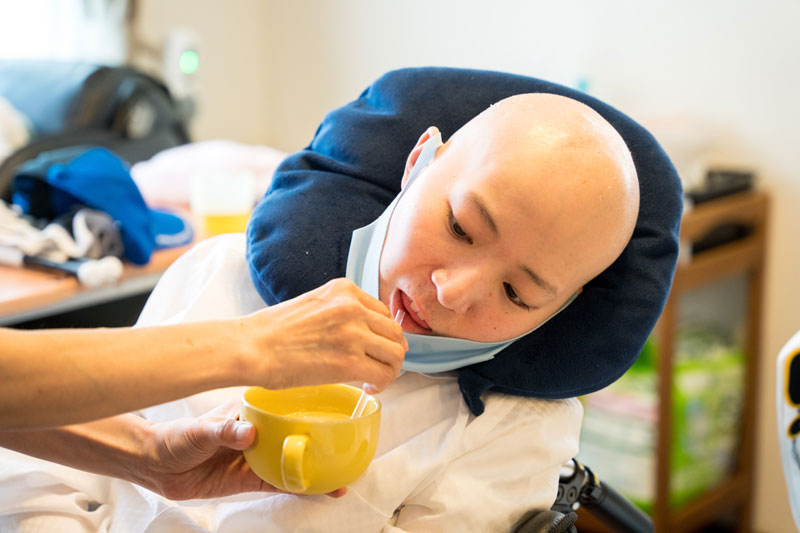 飲み物を飲む義文さん