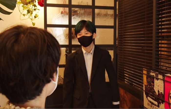 お母さんとご対面する変身した河辺さん